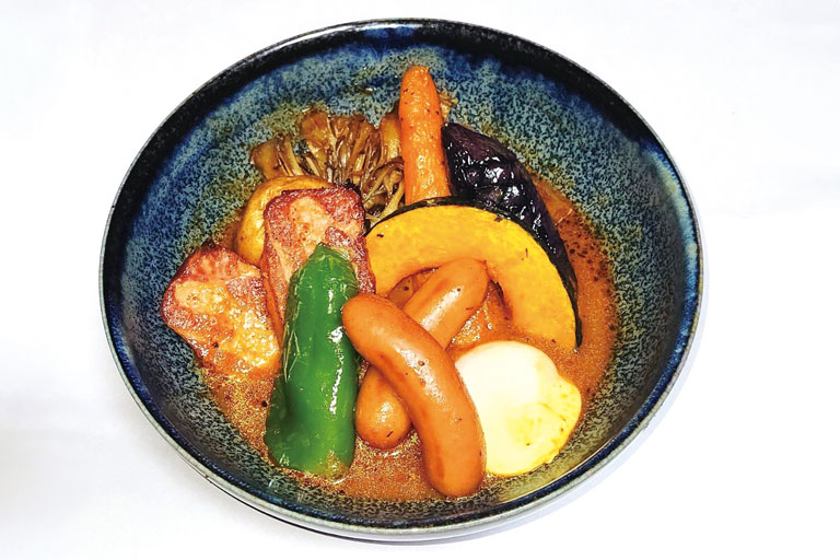 焼きベーコン、ウィンナーと野菜のスープカレー